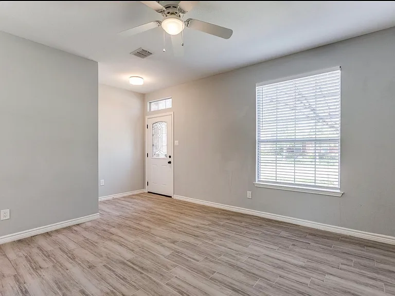 10610 Lansdowne Ln — Photo 3