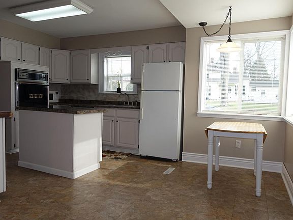 3rd image of 141 S 2nd St