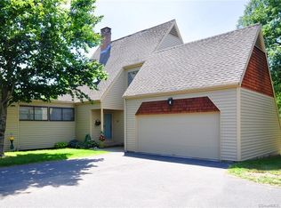 10 Arrowwood Ct #10, Granby, CT 06035