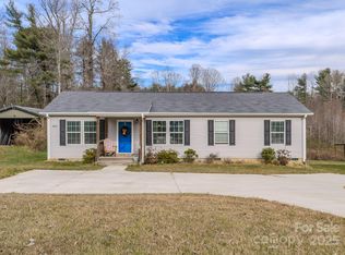 1471 Howard Gap Loop Rd, Flat Rock, NC 28731