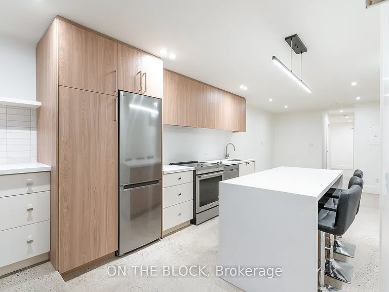 1041 College St — Photo 3