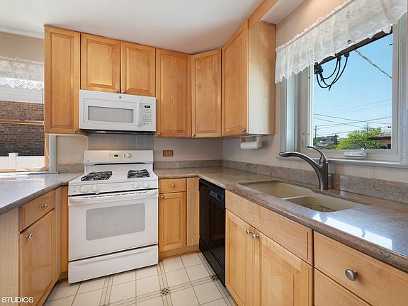 3rd image of 6937 W Oakton Ct