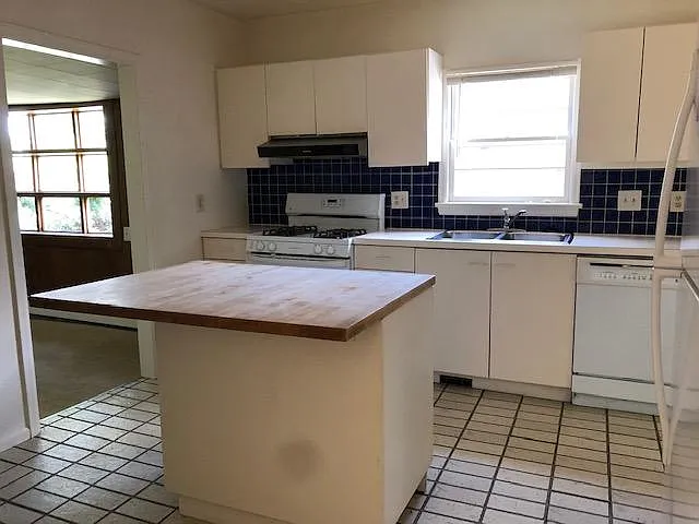 576 University Ave — Photo 12