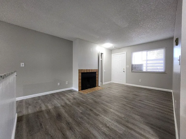 2922 Straus Ln #B — Photo 7
