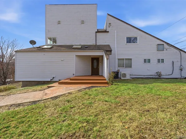 2 N Strawberry Hill Lane, West Nyack, NY 10994