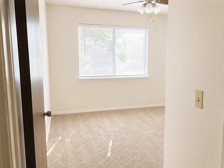 Woodside Village Apartments — Photo 31