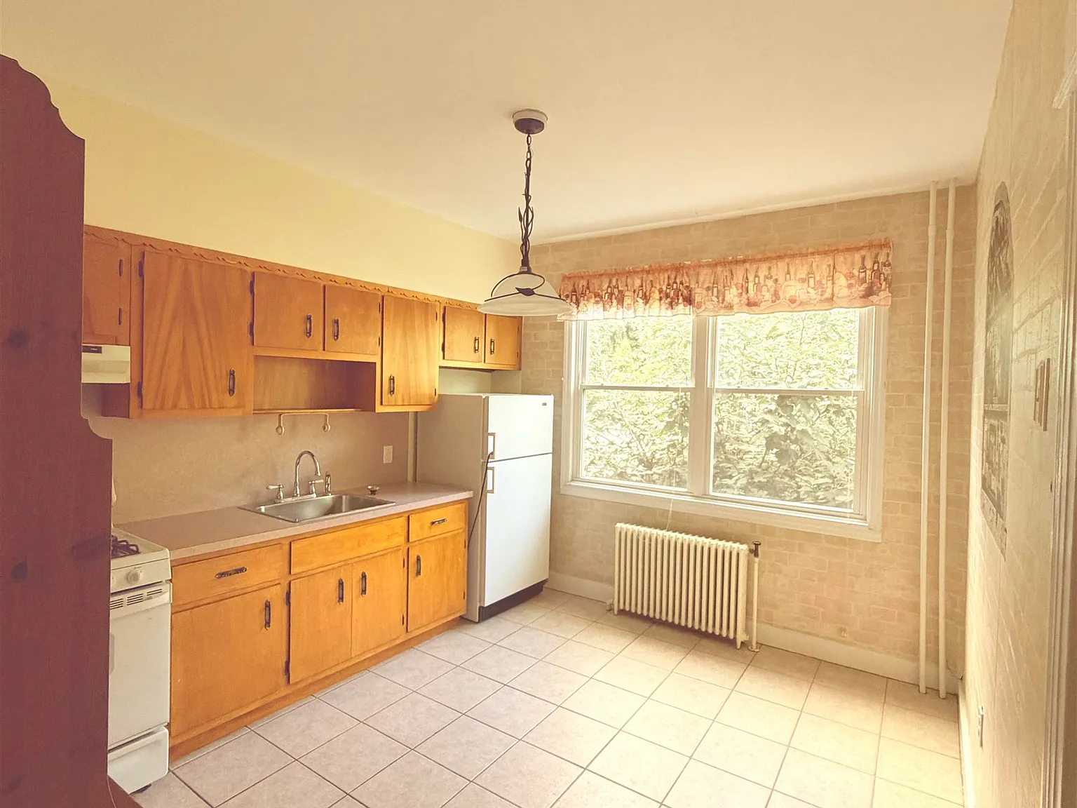 3 bed, 1.0 bath, 1100 sqft, $2,400 — Photo 2