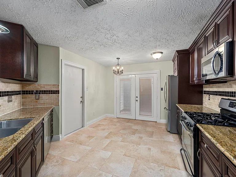 1915 Creek Valley Ln — Photo 10