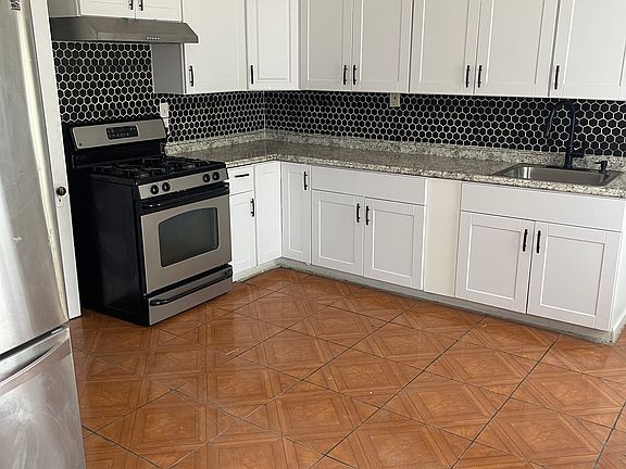 3rd image of 513 W Green St