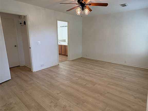 4th image of 17511 Hoover Gardens Dr