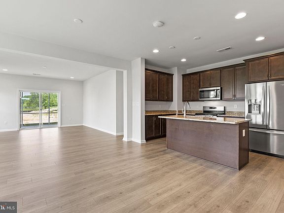 5th image of 303 Waterside Sq