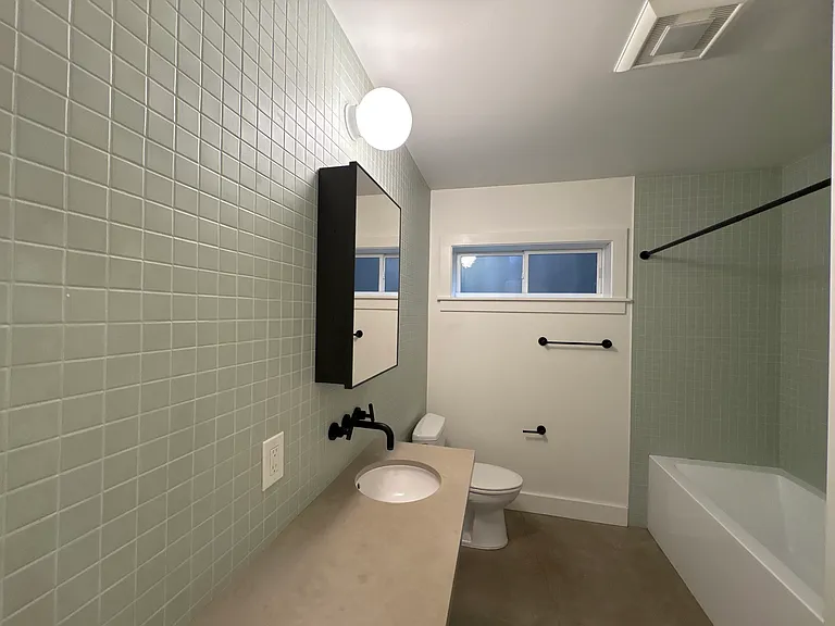 676 45th St #B — Photo 3