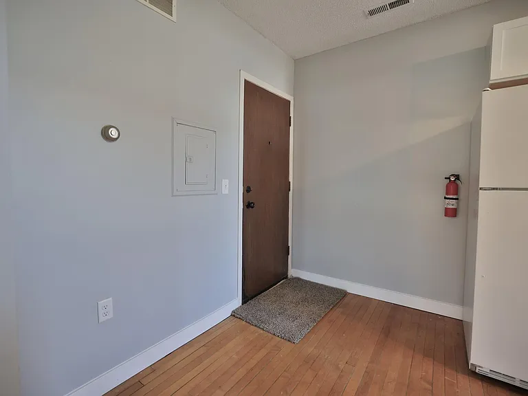 202 Broadway St S #4 — Photo 12