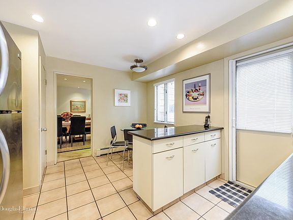 4th image of 100 Crescent Ln