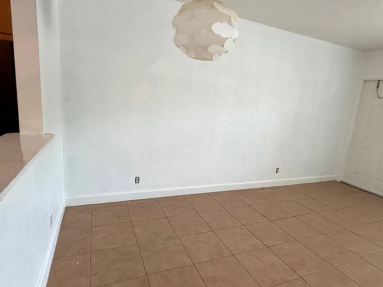 2607 NE 8th Ave #3 — Photo 5
