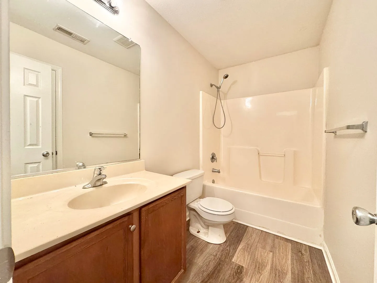 Open concept 3 or 4 BR in Manchester Subdivision — Photo 4