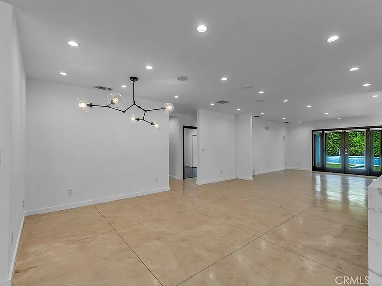 4925 Nagle Ave — Photo 14