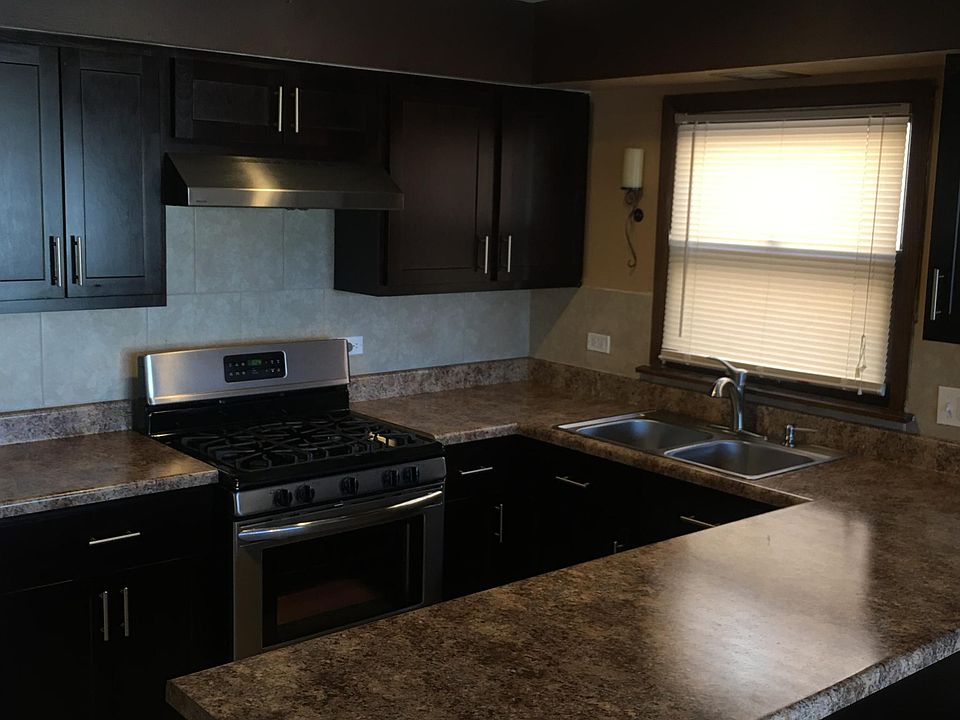 Kitchen w/stainless appliances