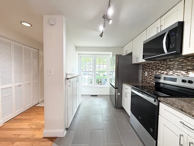 20503 Strath Haven Dr — Photo 10