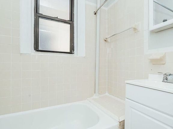 4th image of 25 Kingsland Ave APT 3R