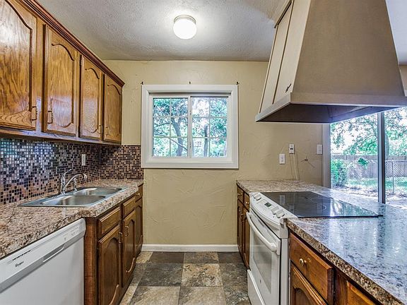 4th image of 1221 Steinburg Ln