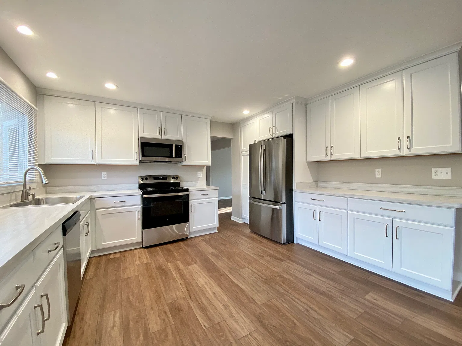 4 bed, 2.5 bath, 2648 sqft, $3,600 — Photo 3
