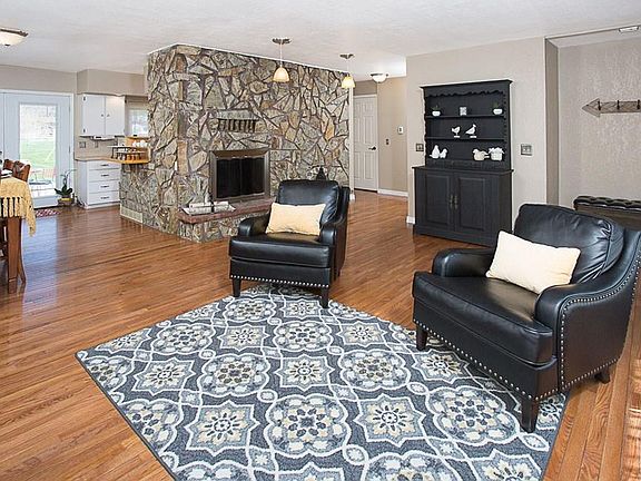 3rd image of 1751 Parkhill Dr