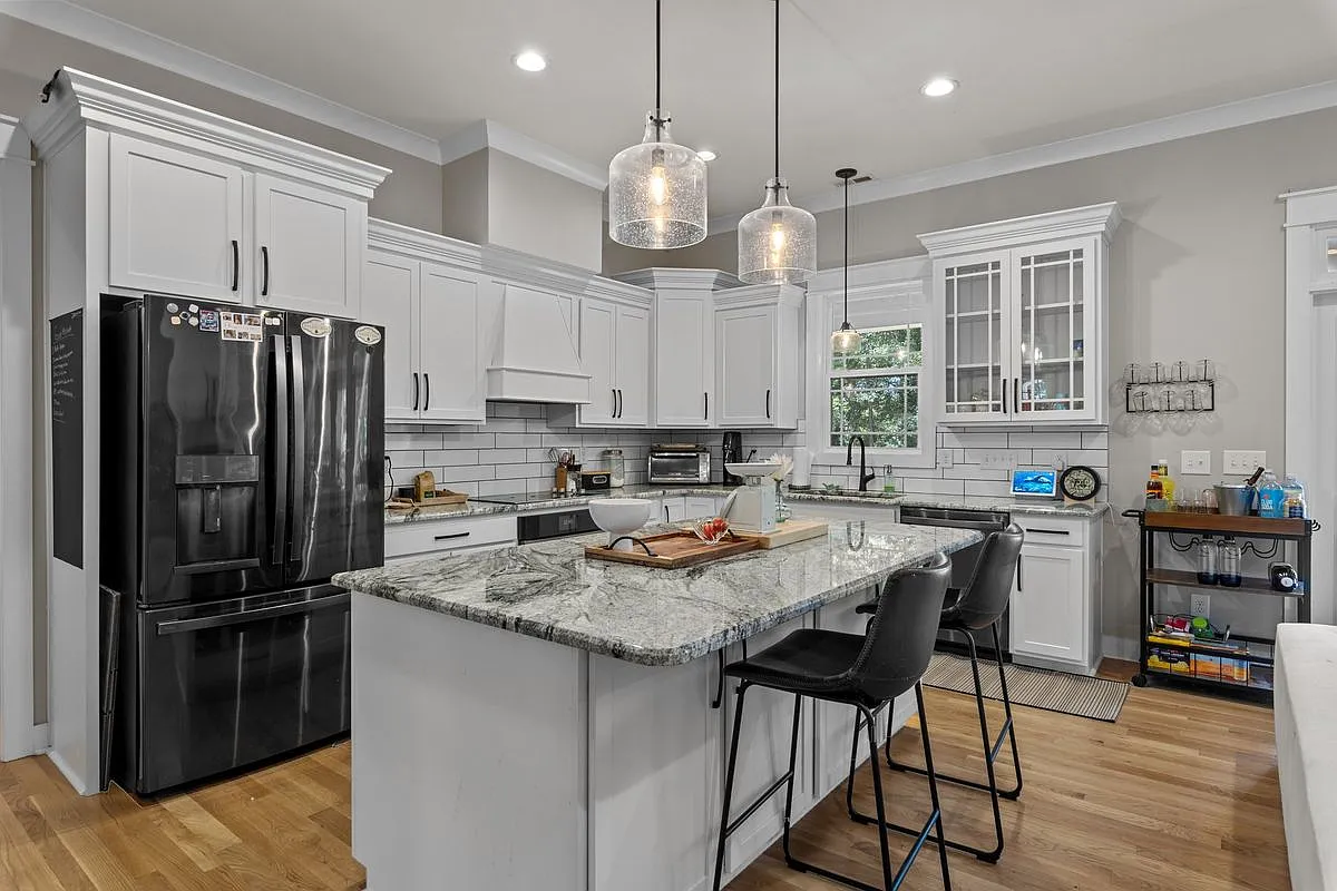 4 bed, 3.5 bath, 2644 sqft, $3,500 — Photo 2