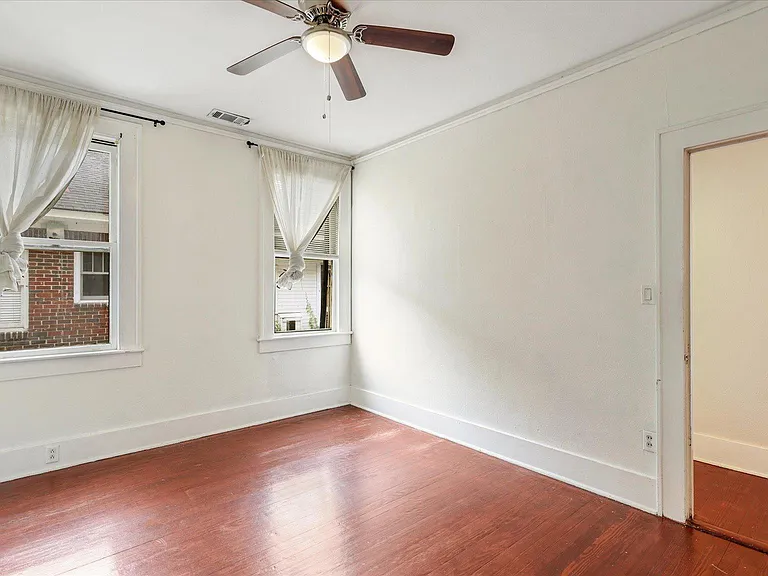 617 E 49th St — Photo 36