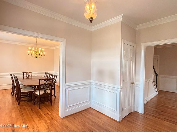 3rd image of 4147 Knollcrest Circle N