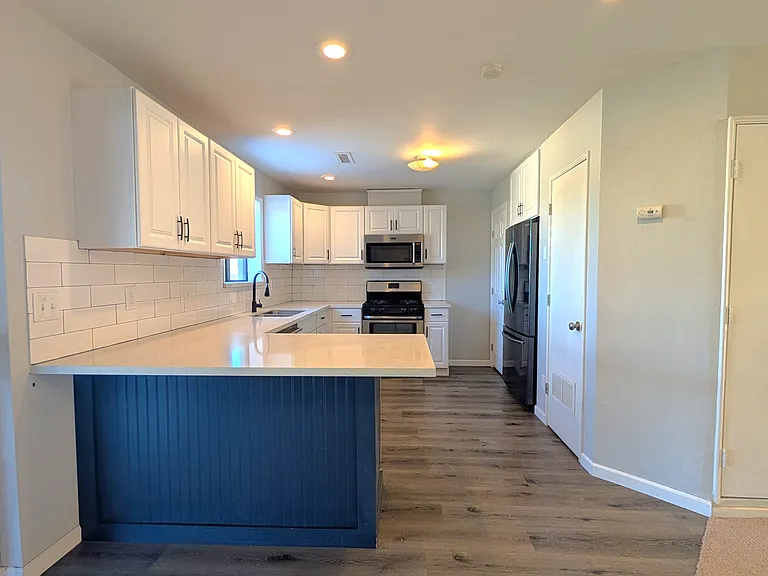 1514 N Elaine Way — Photo 4