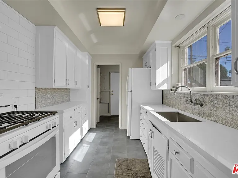 3800 Roxton Ave — Photo 26