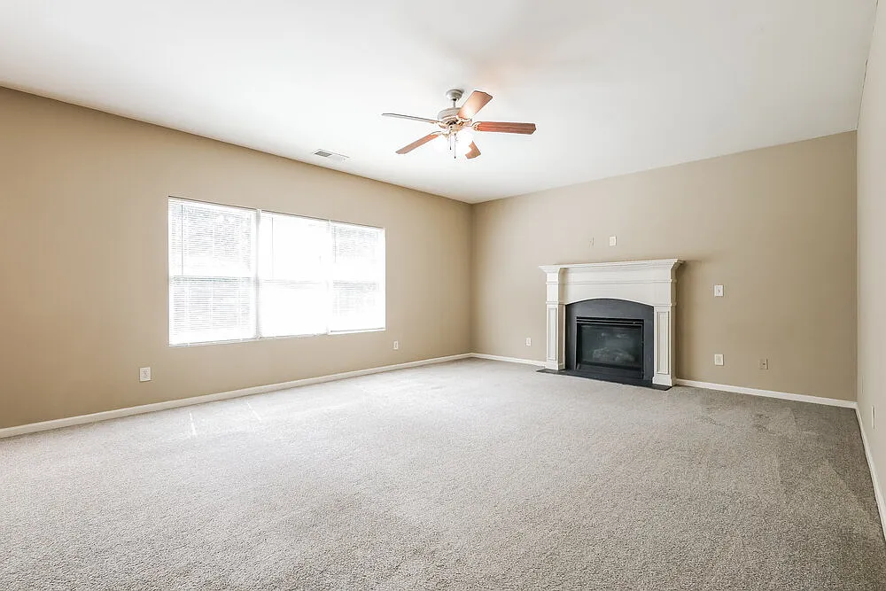 4 bed, 2.5 bath, 2319 sqft, $2,135 — Photo 4
