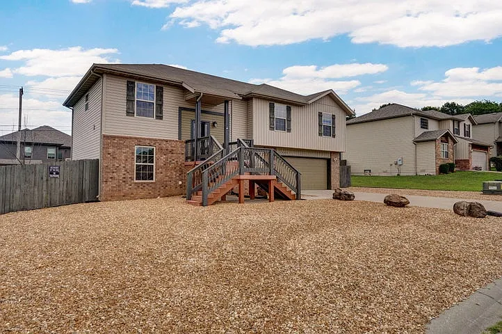 4 bed, 2050 sqft, $2,200 — Photo 3