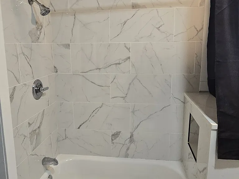 Shower / tub