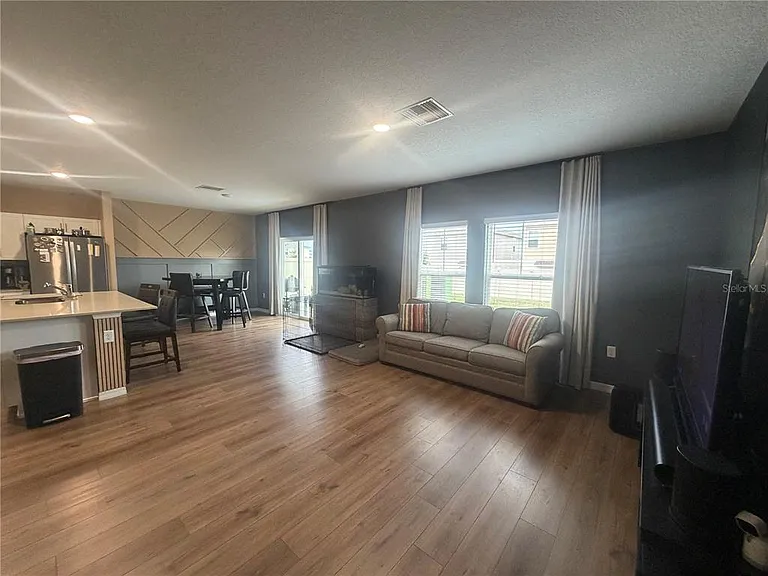 1352 Derry Ave — Photo 4