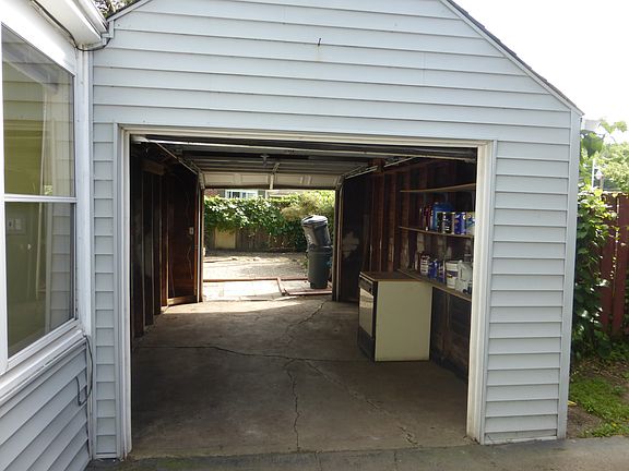5th image of 22410 Pointe Dr
