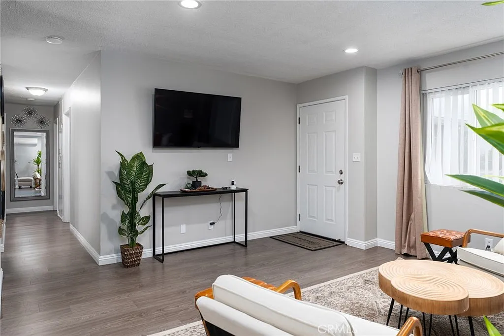 3 bed, 1080 sqft, $4,500 — Photo 3