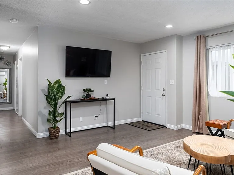 716 N Orange St — Photo 3