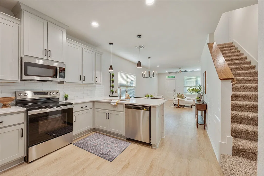6 bed, 6.5 bath, 2267 sqft, $4,770 — Photo 2