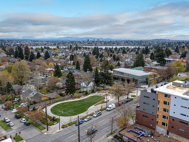 North Greenwood — Photo 17