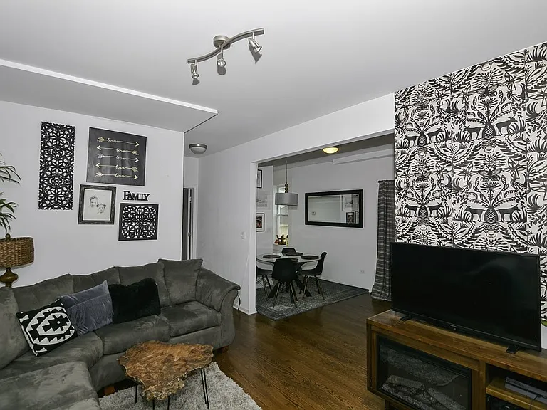 2101 W Fletcher St #1 — Photo 8