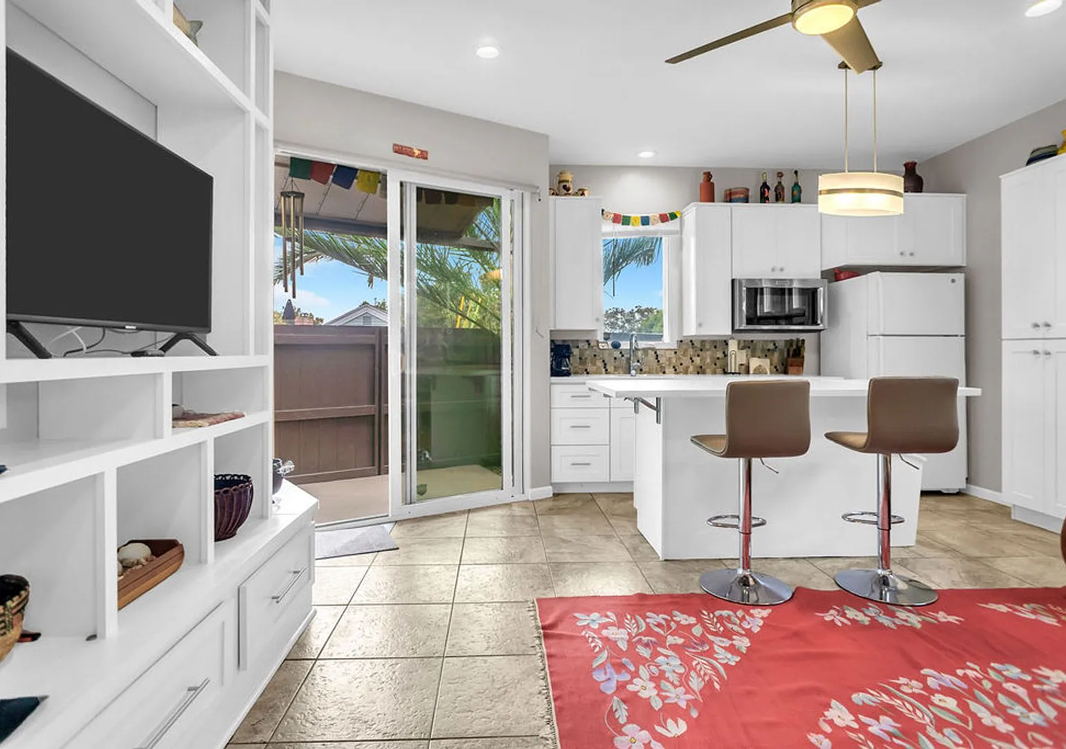 Unique opportunity to live in Bird Rock in gorgeous one bedroom unit! — Photo 1