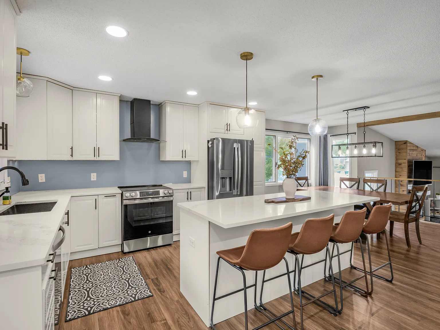 4 bed, 2600 sqft, $3,195 — Photo 2