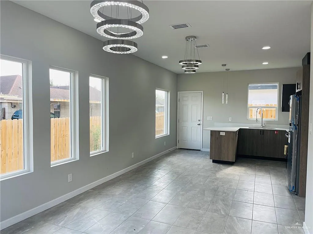 3 bed, 2.0 bath, 1040 sqft, $1,350 — Photo 2