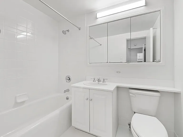 215 E 68th St #3Z — Photo 3