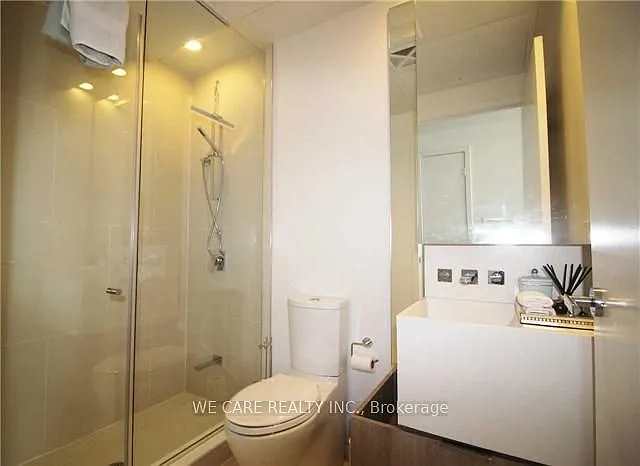 1 Bloor St E #3502 — Photo 32