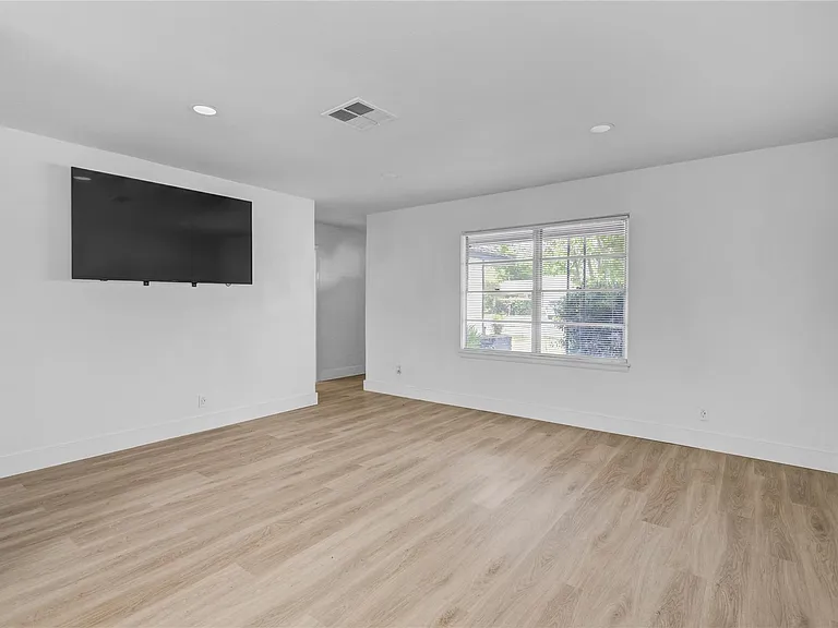 1412 W 10th St — Photo 7