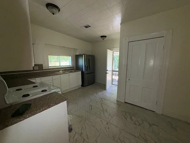 2328 W Sherman St — Photo 16