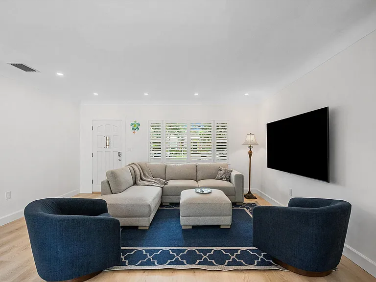 611 N Palmway — Photo 4